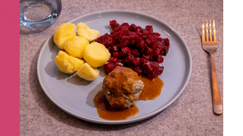 Boerengehaktbal, vleesjus met Bietjes en gekookte Aardappelen