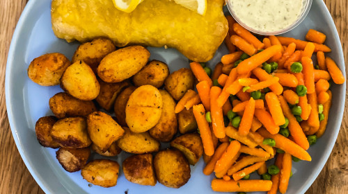 Gebakken vis, ravigottesaus en worteltjes met gebakken aardappelen