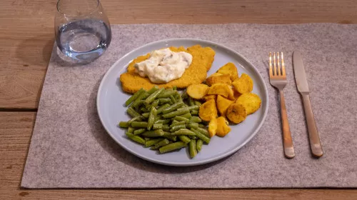 Kipschnitzel, Champignonsaus met sperziebonen en gebakken aardappelen