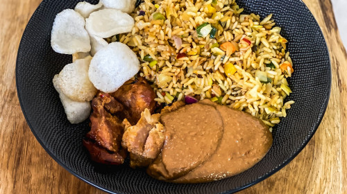 Nasi Compleet met Satesaus